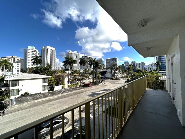 Building Photo - Large Updated 1 Bedroom 1.5 Bath Condo - Steps from Fort Lauderdale Beach!