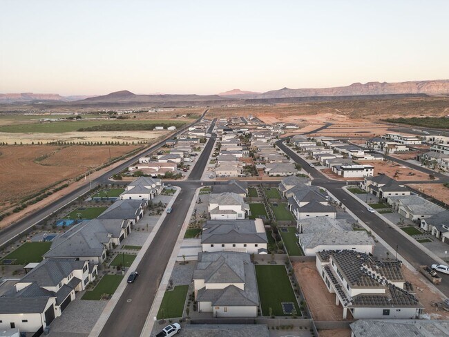 Building Photo - 6 bed / 4 bath / 3 car garage custom home in Pecan Valley