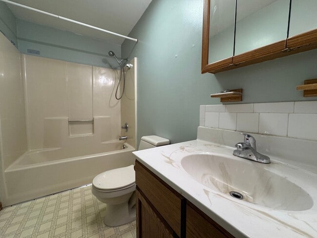 Building Photo - Woburn Townhouse| 2 Bed 1.5 Bath| Availabl...