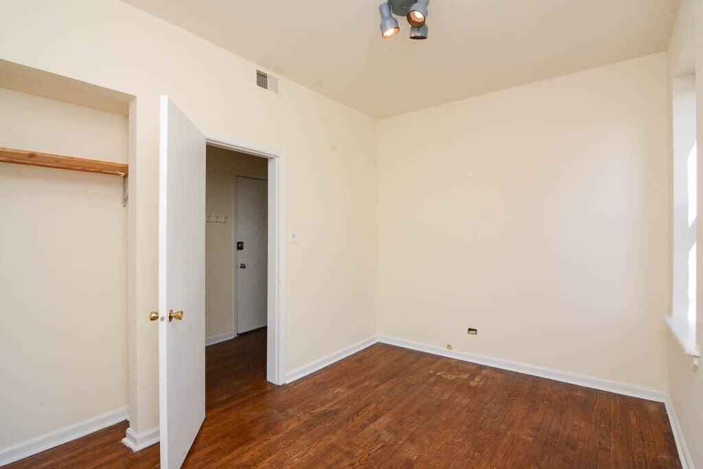 Building Photo - 3145 W Medill Ave