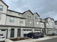 Building Photo - THREE BEDROOM TOWN HOME IN WOODLAND