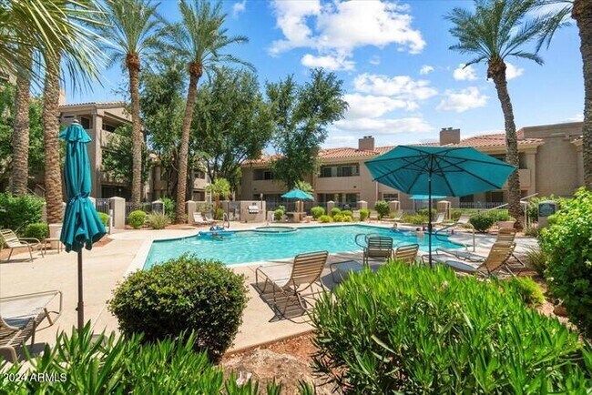 Building Photo - Stunning and spacious Portofino condo at Lakewood.
