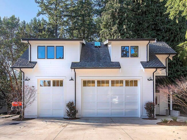 Building Photo - 2-Bedroom Carriage House in Haller Lake