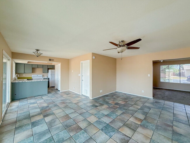 Building Photo - 2812 S Cottonwood Dr