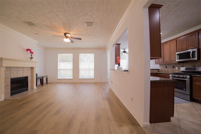 Building Photo - 10035 Magnolia Way
