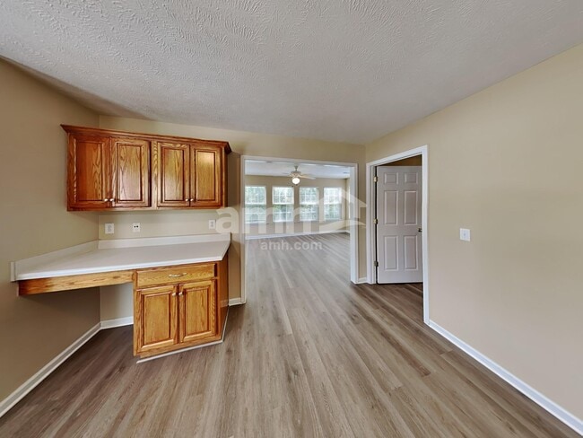Building Photo - 3744 Henricks Hill Dr