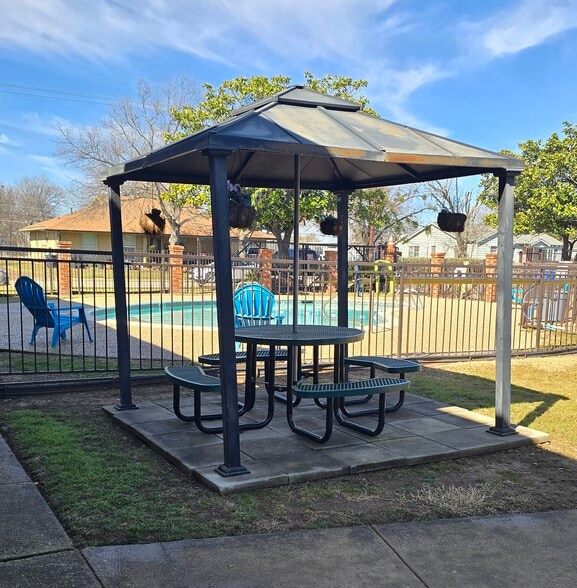 Building Photo - 3237 Bonnie Dr