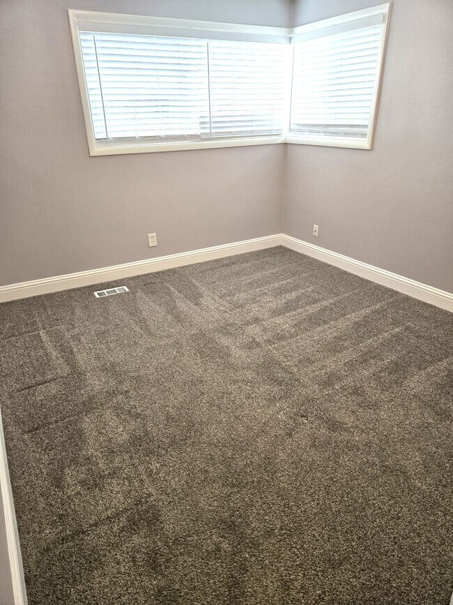 Building Photo - HUGE Bonus room ! Remodeled !  Hardwood Flooring Throughout & New Carpet in Bedrooms, Tile, Grani...