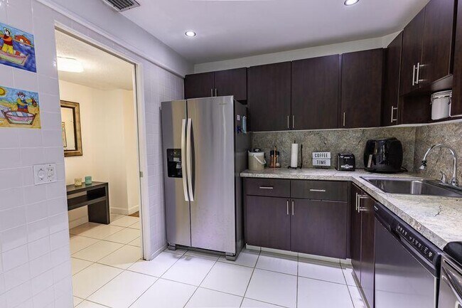 Building Photo - 2751 N Palm Aire Dr