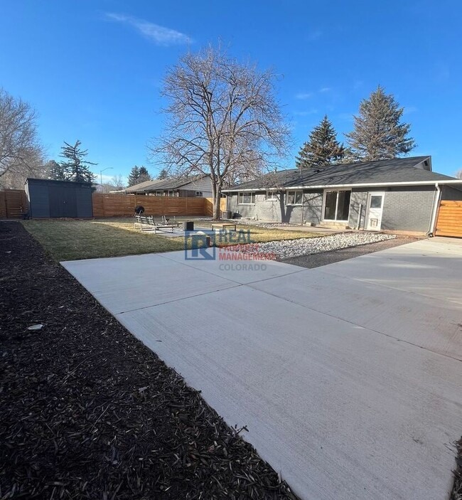 Building Photo - 2013 W Lake St