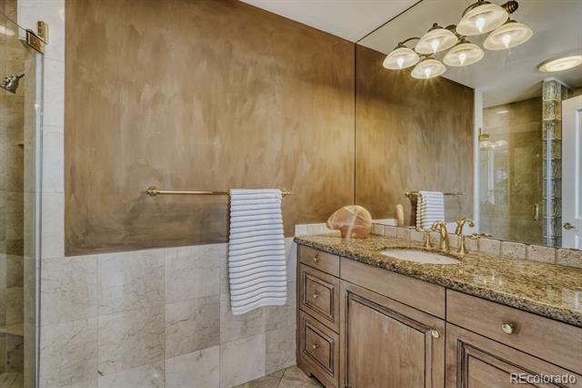 Building Photo - 400 E 3rd Ave