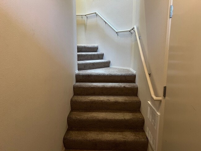 Building Photo - 1bd/1ba Sammamish Condo