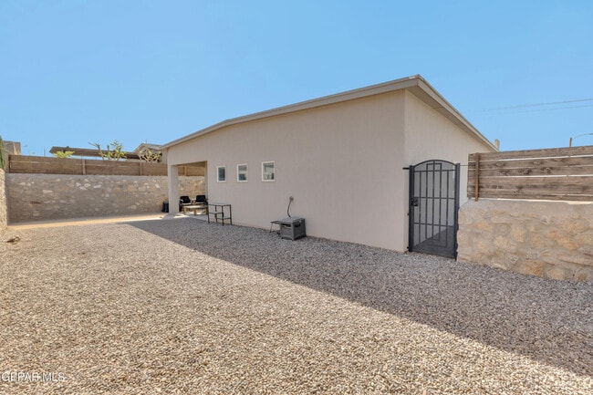 Building Photo - 12631 Mark Twain Ave