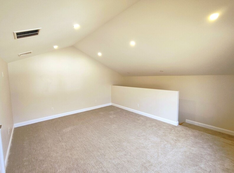 Building Photo - 34-34 W Valley Cir