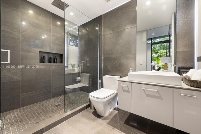 Building Photo - 440 Mola Ave