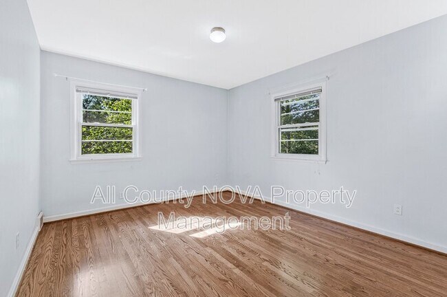 Building Photo - 3160 Ravenwood Dr