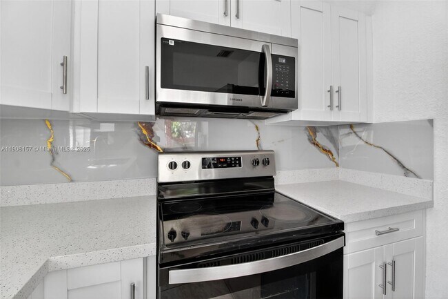 Building Photo - 2464 SW 19th St