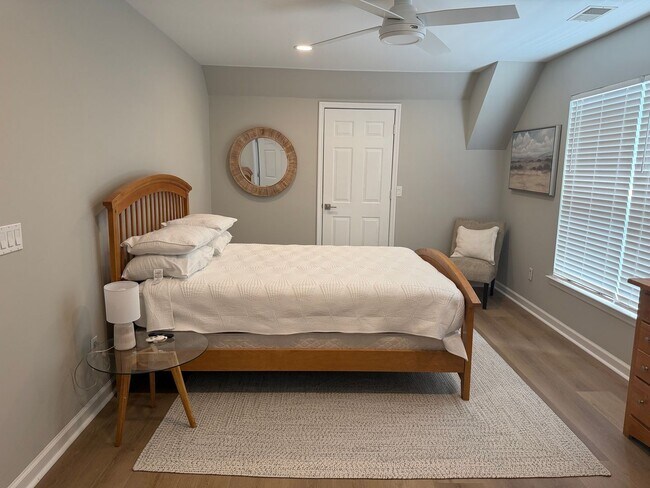 Building Photo - 10 Cobblestone Ct