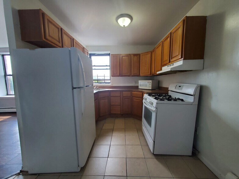 136 Grant Ave 4B - 134 Grant Ave