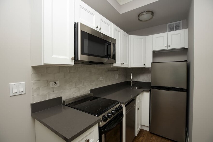 Building Photo - 640 W Wrightwood Ave