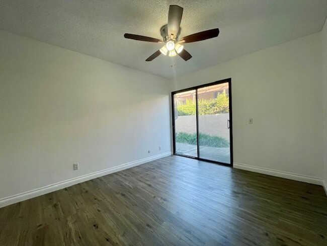 Building Photo - Gorgeously Updated 3 Bedroom Condo in Esco...