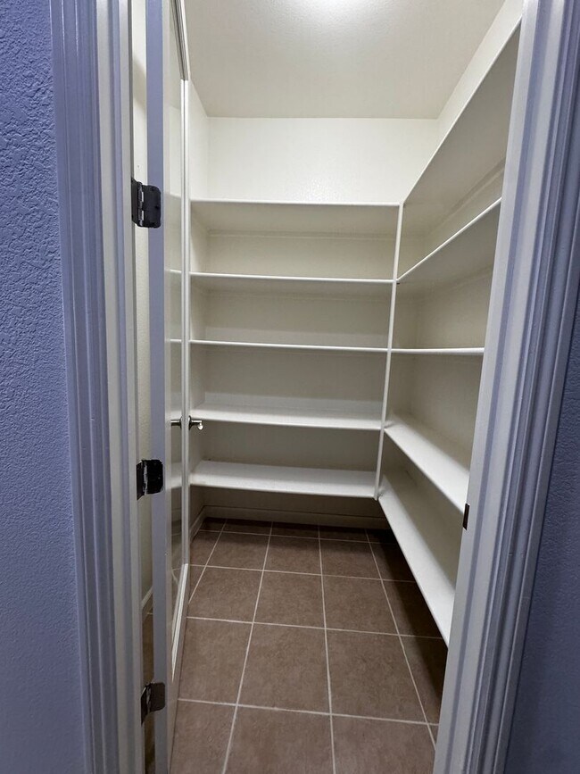 Building Photo - Spacious 4 bedroom near shopping and schools!