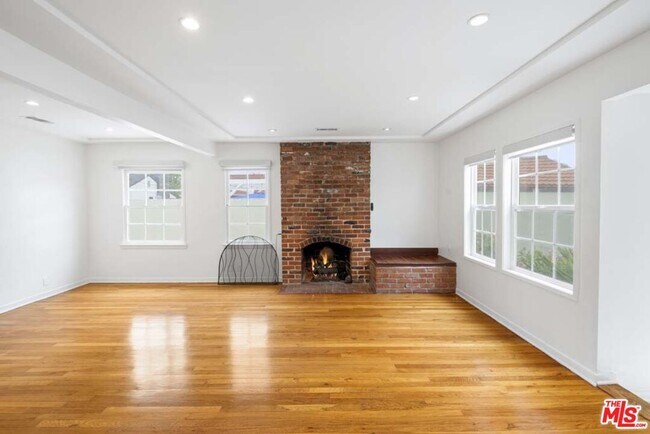Building Photo - 4753 Saloma Ave