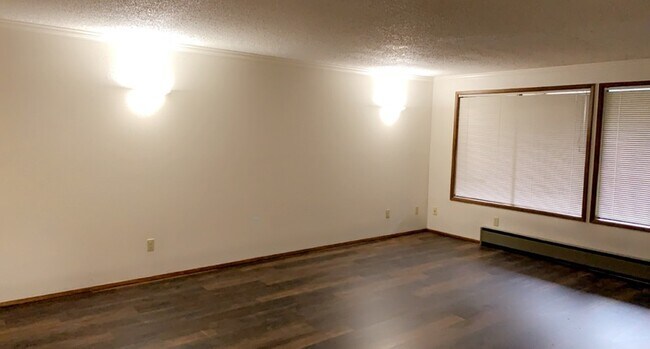 Building Photo - 305 La Villa Dr
