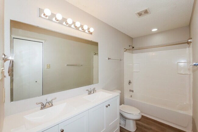 Building Photo - 12867 Old Glory Dr