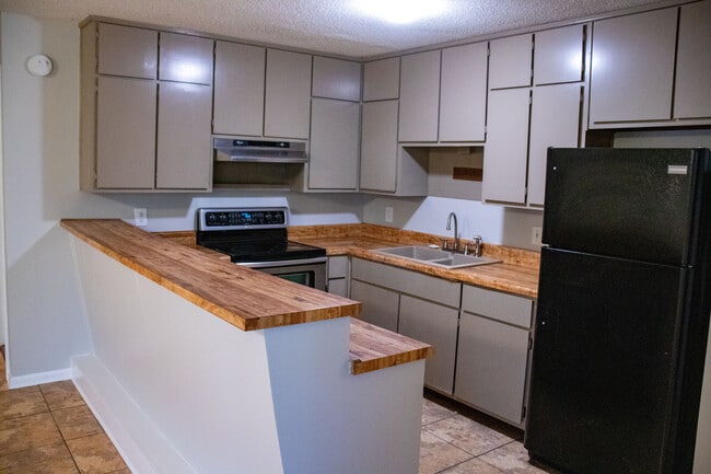 Building Photo - 1484 Cedar Heights Dr