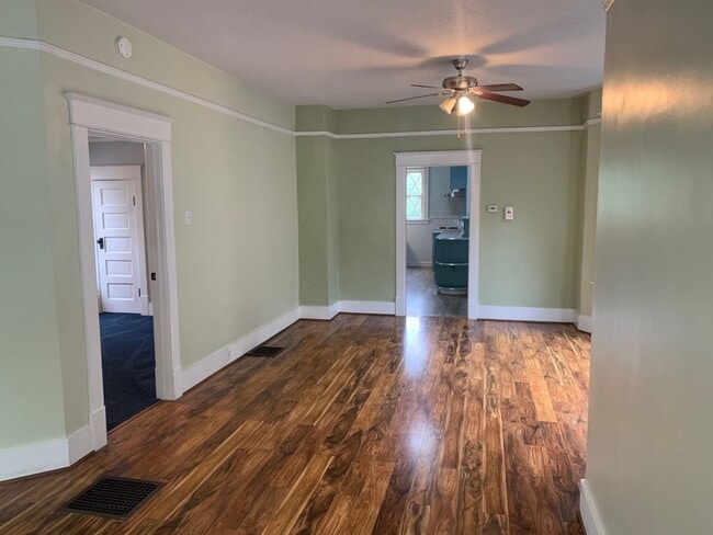 Building Photo - Two Bedroom Victorian Home For Rent in the Brooklyn Neighborhood!