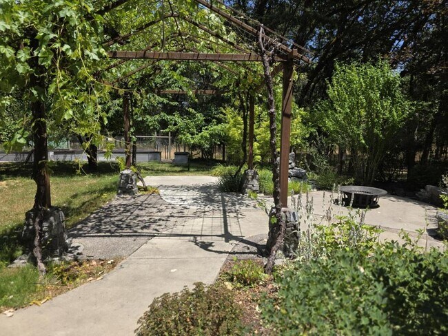 Building Photo - 444 Sheraton Dr