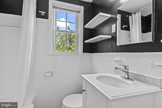 Building Photo - 6611 E Wakefield Dr