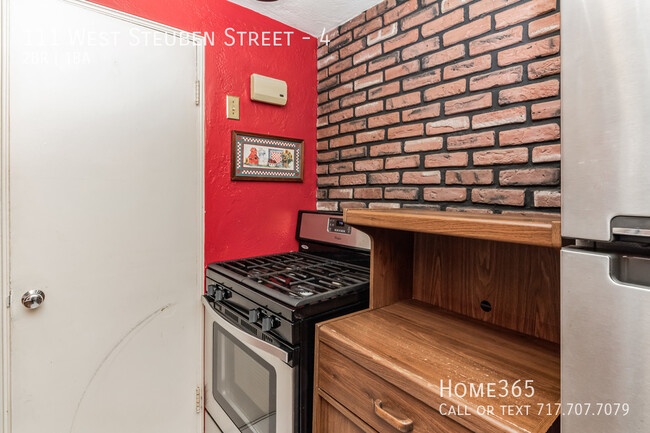 Building Photo - Cozy Urban Living: Charming 2 Bedroom Unit...