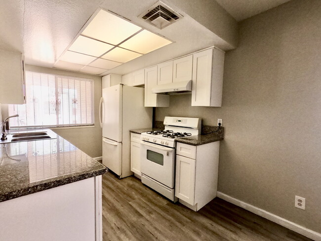 Building Photo - 3-Bed, 2-Bath Gem Condo for Rent in Vibran...