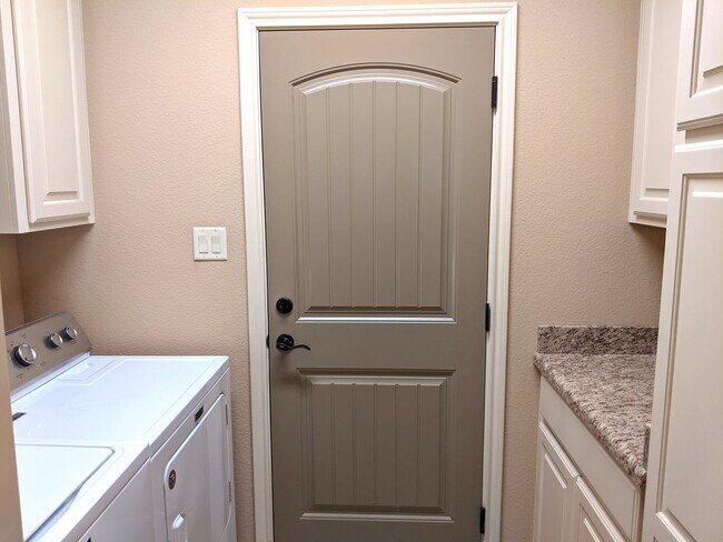 Building Photo - 3 Bed 3 Bath Townhome in Summit Crossing for Fall 2026 Move In!