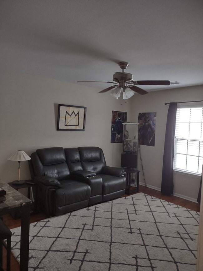 Building Photo - Outstanding FIVE Bedroom Home in Northeast Columbia!