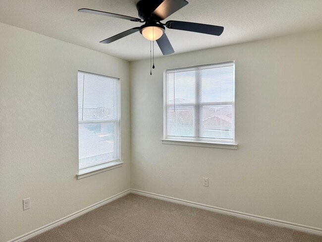 Building Photo - Loma Mesa 3 bedroom, 2.5 bath home ready for move-in!