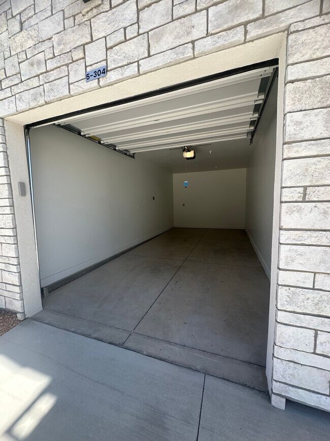 Building Photo - Luxury 3 bedroom Condo in Desert Color!