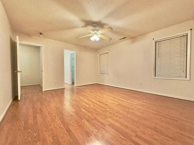 Building Photo - Charming Townhouse in Prime Morrisville Location!