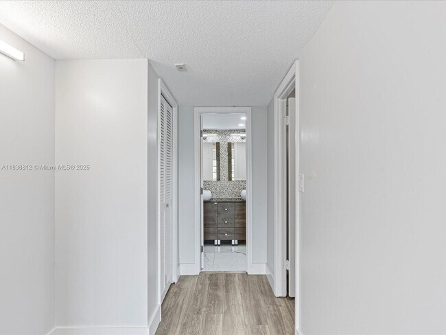Building Photo - 3150 N Palm Aire Dr