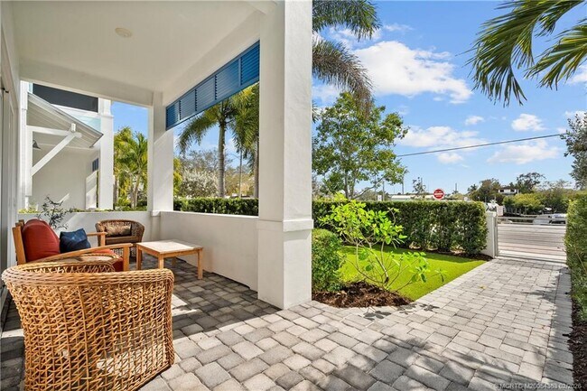 Building Photo - 521 SW Ocean Blvd