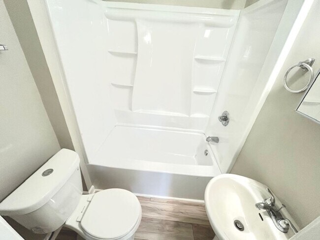 Building Photo - Charming 2 Bedroom Home in North Huntsvill...