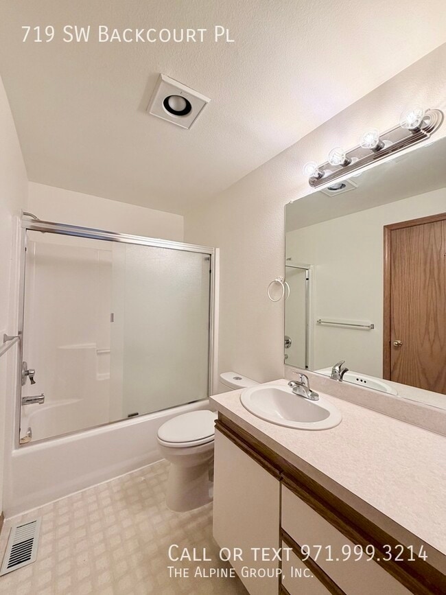 Building Photo - 719 SW Backcourt Pl