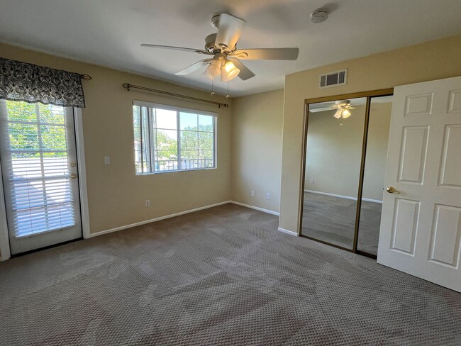 Building Photo - MOVE-IN READY 3BR w/loft, family room + du...