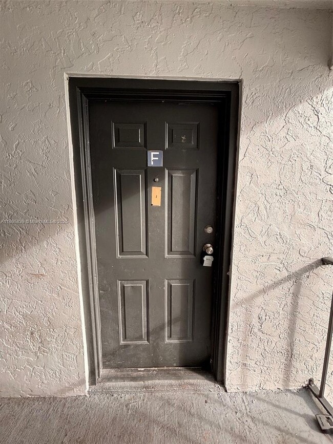 Building Photo - 1140 Lake Victoria Dr