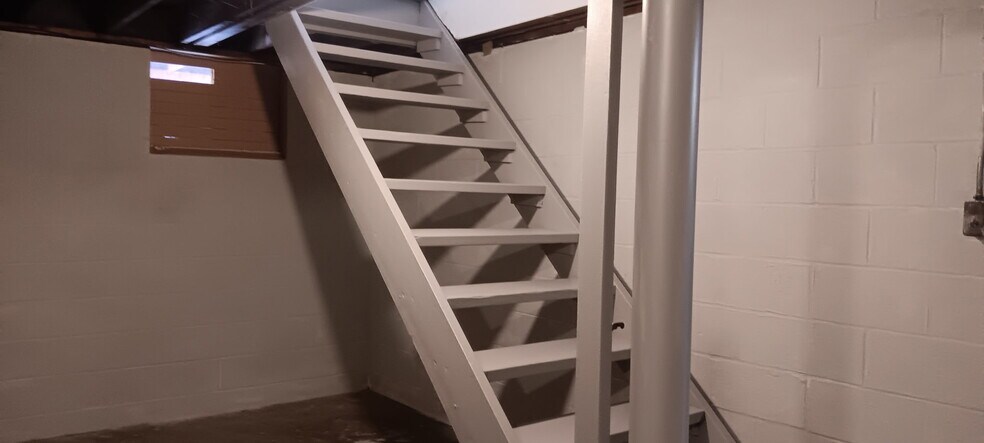 Building Photo - 246 Cluster Ave