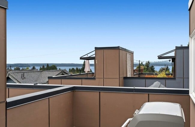 Building Photo - 5915 California Ave SW