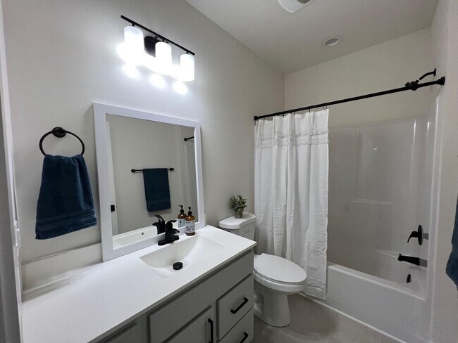 Building Photo - FURNISHED - 12-Month Lease - Farmhouse-Sty...