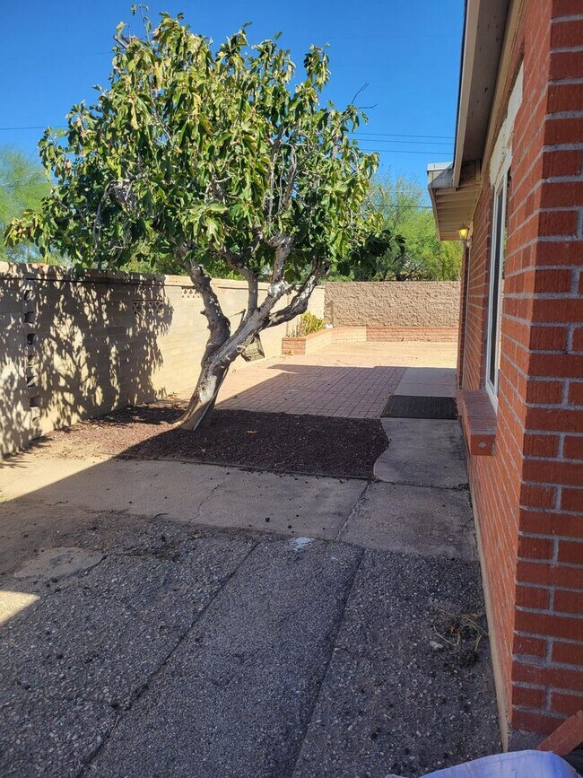 Building Photo - 3 bedroom/2 Bath with added Studio